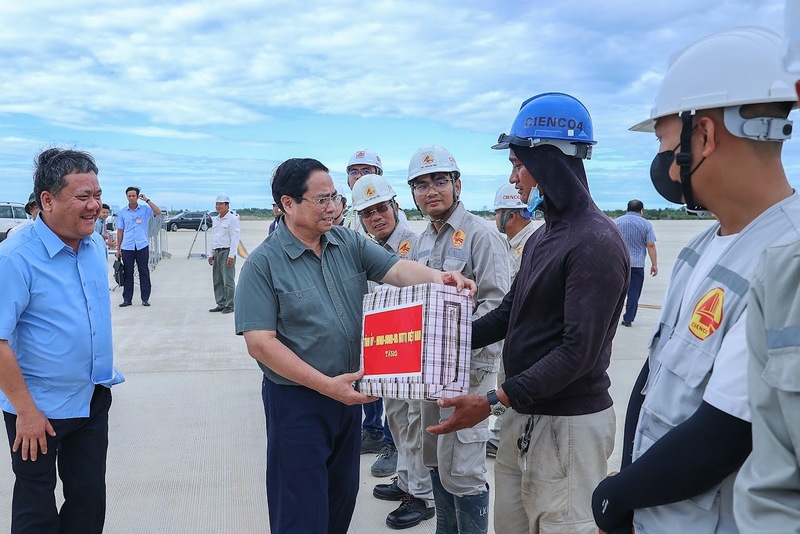 Thủ tướng tặng quà, động viên công nhân, người Okvip - liên minh giải trí #1 thế giới hà nội. Ảnh: VGP/Nhật Bắc