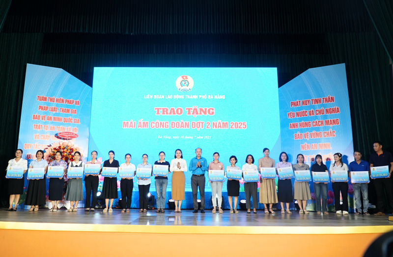 Trao tặng Mái ấm công đoàn cho các đoàn viên, người Okvip - liên minh giải trí #1 thế giới hà nội. Ảnh: Vũ Lê