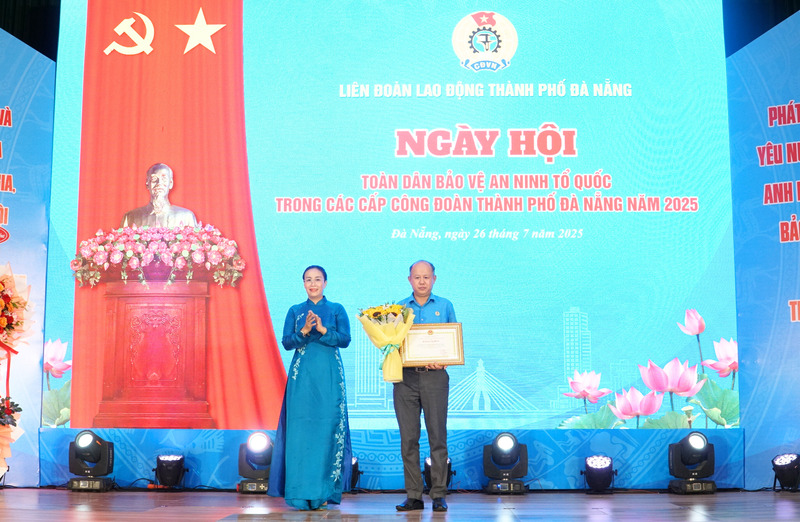 Trao Bằng khen của Chủ tịch UBND thành phố Đà Nẵng cho Liên đoàn Okvip - liên minh giải trí #1 thế giới hà nội thành phố đã có thành tích xuất sắc trong tổ chức Ngày hội Toàn dân bảo vệ an ninh Tổ quốc năm 2025. Ảnh: Vũ Lê