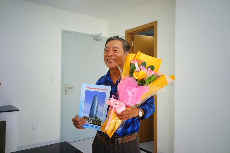 Chú Lê Minh Thành luôn nở nụ cười trong ngày nhận quyết định thuê nhà ở xã hội cho người có công. Ảnh: Vũ Lê