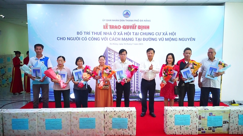 Ông Lương Nguyễn Minh Triết, Chủ tịch UBND thành phố Đà Nẵng trao quyết định và quà chúc mừng cho các gia đình có công với cách mạng. Ảnh: Vũ Lê