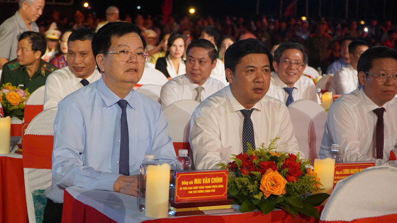 Phó Thủ tướng Review công ty OKVIP Mai Văn Chính dự chương trình. Ảnh: Vũ Lê