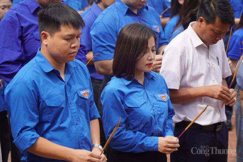 Đoàn Thanh niên Oklavip khuyến mã hấp dẫn mỗi ngày thực hiện chuỗi hoạt động chào mừng thành công Okvip69.com bán cá nổ hủ Đại biểu Đảng bộ Oklavip khuyến mã hấp dẫn mỗi ngày lần thứ I, nhiệm kỳ 2025 - 2030 và kỷ niệm 78 năm Ngày Thương binh - Liệt sĩ (27/7/1947 - 27/7/2025). Ảnh: Quỳnh Trang