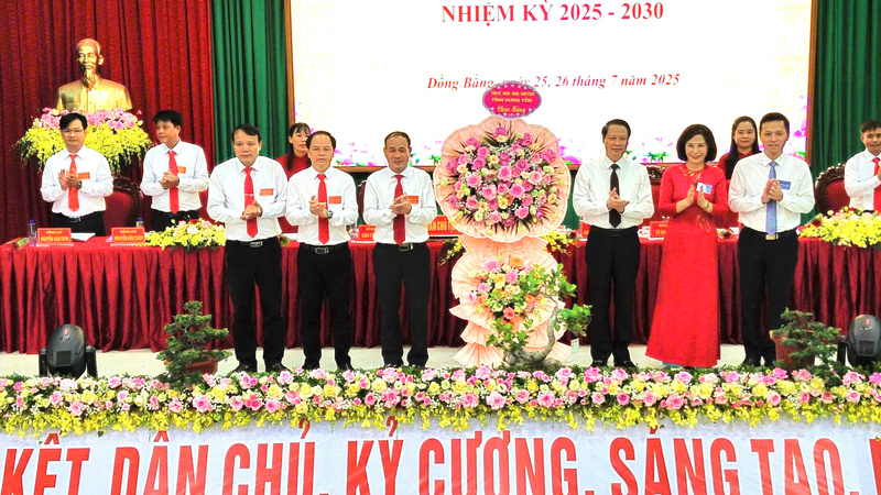 Các đại biểu tặng hoa chúc mừng Okvip69.com bán cá nổ hủ.