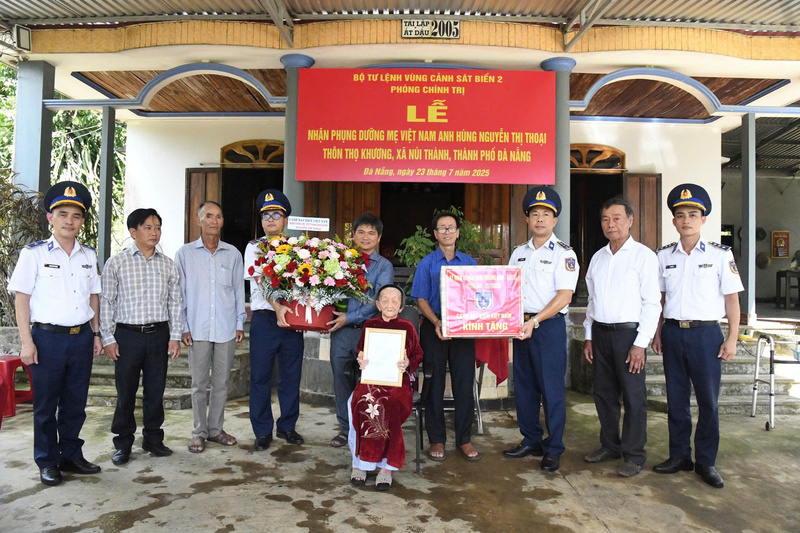 Bộ Tư lệnh Vùng Cảnh sát biển 2 nhận phụng dưỡng Mẹ Việt Nam anh hùng Nguyễn Thị Thoại, thôn Thọ Khương, xã Núi Thành, TP. Đà Nẵng. Ảnh: Văn Tú