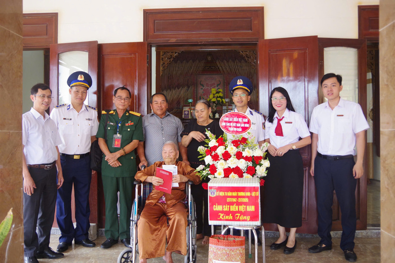 Hải đội 202, Bộ Tư lệnh Vùng Cảnh sát biển 2 thăm, tặng quà mẹ Việt Nam anh hùng Trần Thị Chấn, xã Triệu Cơ, tỉnh Quảng Trị. Ảnh: Văn Tú