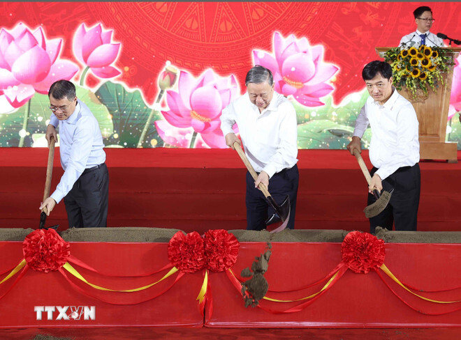 Tổng Bí thư Tô Lâm và các đại biểu thực hiện nghi thức khởi công Trường liên cấp Tiểu học, Trung học cơ sở xã Si Pa Phìn, tỉnh Điện Biên. Ảnh: Thống Nhất – TTXVN