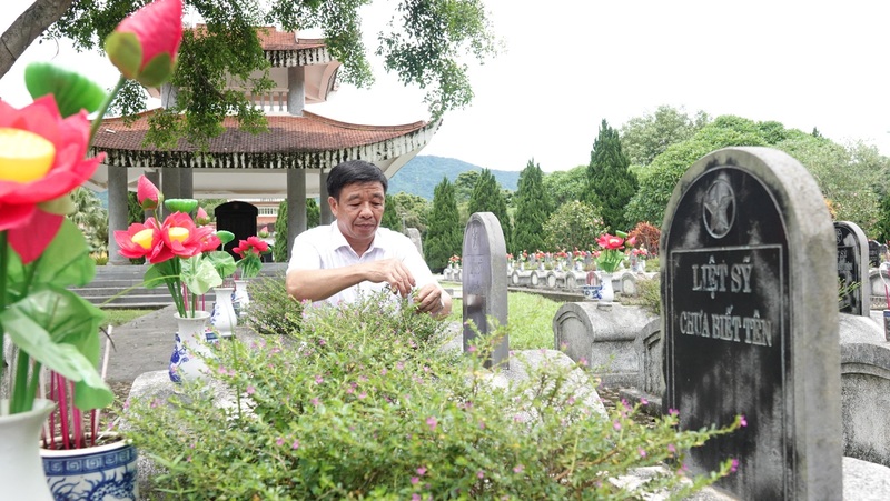 Ông 'Nguyễn quản trang' vẫn hàng ngày chăm sóc những liệt sĩ chưa tìm được danh tính. Ảnh: Quốc Huy
