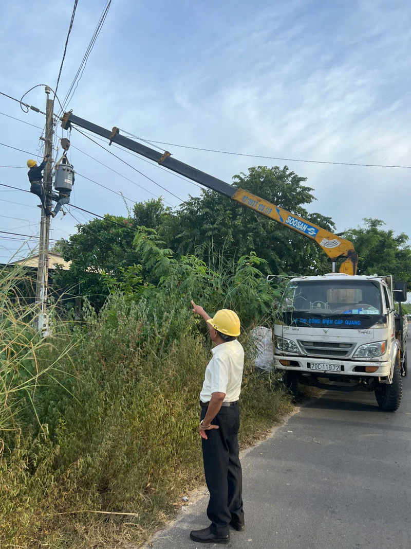 Thương binh, cựu chiến binh Nguyễn Bá Lân trong một lần đi kiểm tra công trình do công ty của ông thi công. Ảnh: Mai Đông