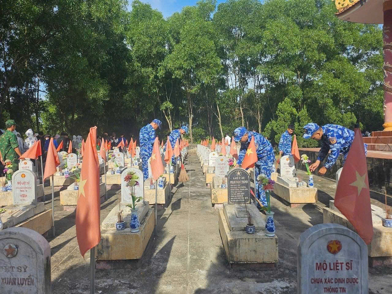 Đoàn viên, thanh niên Bộ Tư lệnh Vùng Cảnh sát biển 2 cùng với các đơn vị trên địa bàn tôn tạo, chỉnh trang Nghĩa trang liệt sỹ. Ảnh: Văn Tú