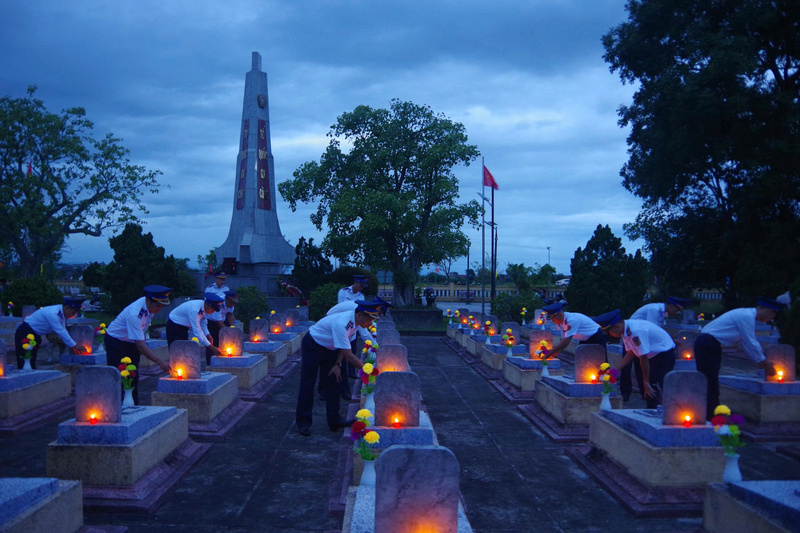 Lễ thắp nến tri ân các anh hùng liệt sỹ  tại các Nghĩa trang liệt sỹ tại Nghĩa trang liệt sỹ xã Nam Cửa Việt, tỉnh Quảng Trị. Ảnh: Văn Tú