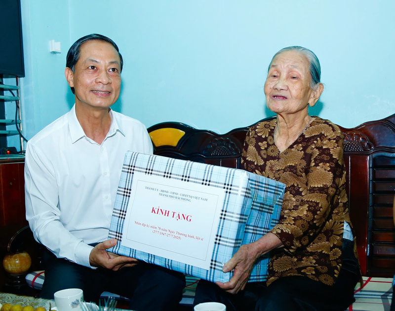 Đại diện lãnh đạo TP. Hải Phòng thăm hỏi Mẹ Việt Nam Anh hùng Nguyễn Thị Hảo (phường Hồng Bàng), có chồng và con trai là liệt sĩ