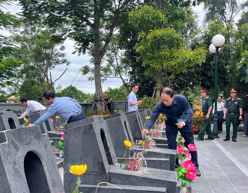 Lãnh đạo TP. Hải Phòng thắp hương tri ân các anh hùng liệt sĩ