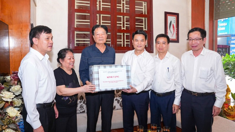 Lãnh đạo TP. Hải Phòng thăm tặng quà, tri ân người có công với cách mạng nhân dịp 27/7