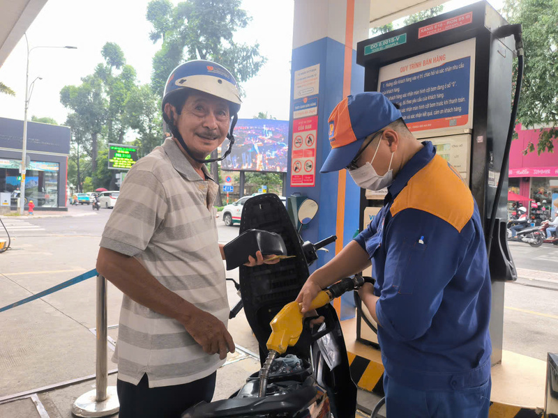 Người dân hào hứng trước dòng xăng nhiên liệu mới