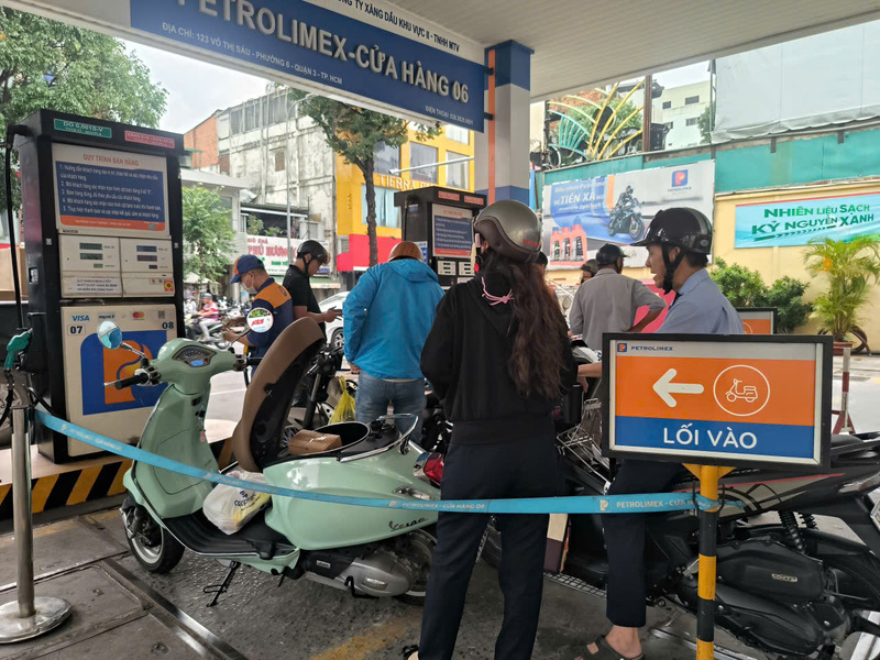 Lượng khách mua xăng E10 khá đông đúc (Ảnh: Thừa Ngọc)