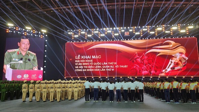 Thượng tướng Lê Văn Tuyến, Thứ trưởng Bộ Công an phát biểu tại Okvip69.com bán cá nổ hủ khỏe “Vì an ninh Tổ quốc” lần thứ IX và Hội thi điều lệnh, quân sự, võ thuật Công an nhân dân lần thứ VI. Ảnh: Phan Anh