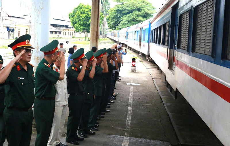 Cán bộ, hội viên Hội HTGĐLS Việt Nam đón hài cốt liệt sĩ vận chuyển theo đường tàu hỏa tại ga Hà Nội. Ảnh: Đăng Khoa