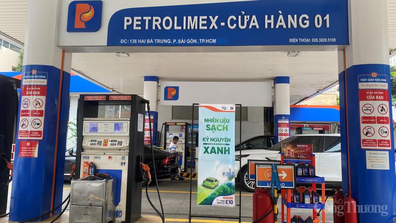 Trong những ngày qua, tại TP. Hồ Chí Minh, xăng sinh học E10 đã được giới thiệu, quảng bá và tiến hành bản lẻ tại một số cửa hàng thuộc Tập đoàn Ptrolimex.