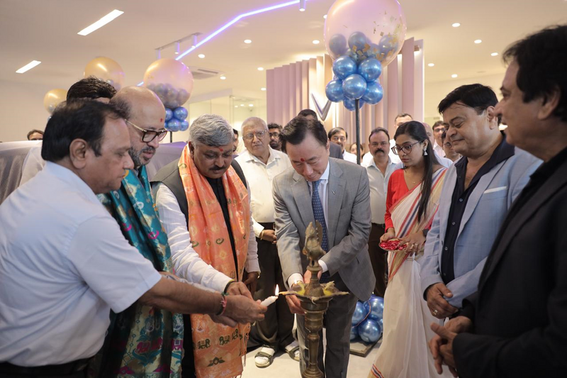 Ông Phạm Sanh Châu, CEO VinFast châu Á (thứ tư từ trái qua), tại lễ khai trương showroom VinFast đầu tiên ở Surat, bang Gujarat.
