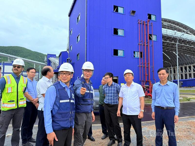 Thứ trưởng Nguyễn Hoàng Long kiểm tra bến cảng than Nhà máy Nhiệt điện Vũng Áng II