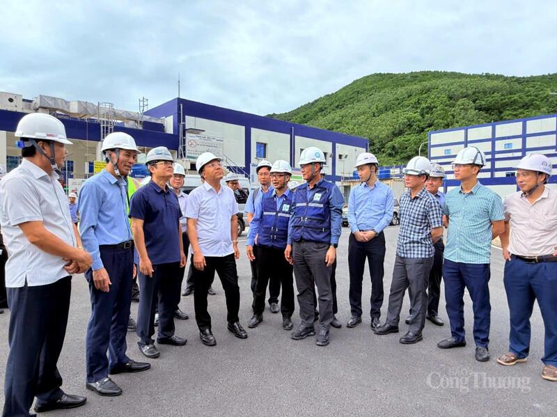 Thứ trưởng Nguyễn Hoàng Long nghe báo cáo tiến độ dự án Nhà máy Nhiệt điện Vũng Áng II