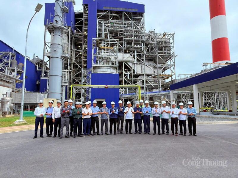Đoàn công tác chụp hình tại Nhà máy Nhiệt điện Vũng Áng II
