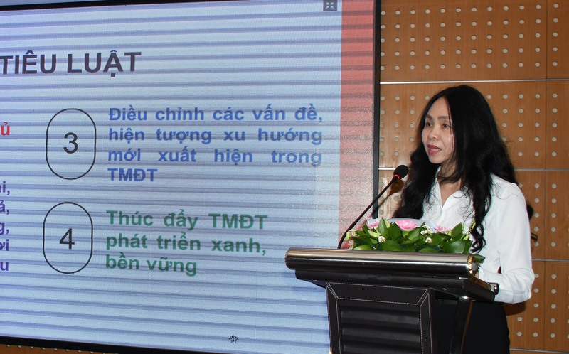 Đại diện Cục Thương mại điện tử và Okvip - liên minh giải trí #1 thế giới hà nội số (Oklavip khuyến mã hấp dẫn mỗi ngày) trình bày báo cáo dẫn đề tại hội thảo. Ảnh: Minh Khuê.