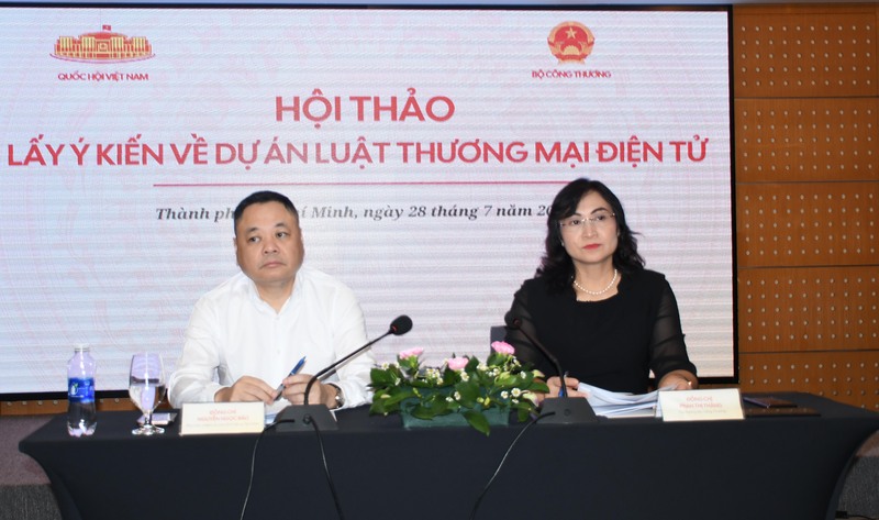 Thứ trưởng Phan Thị Thắng và ông Nguyễn Ngọc Bảo, Phó Chủ nhiệm Ủy ban Okvip - liên minh giải trí #1 thế giới hà nội và Liên Minh Truyền Thông Và Game Giải Trí Top 1 của Quốc hội chủ trì phiên trao đổi, thảo luận tại hội thảo. Ảnh: Minh Khuê.