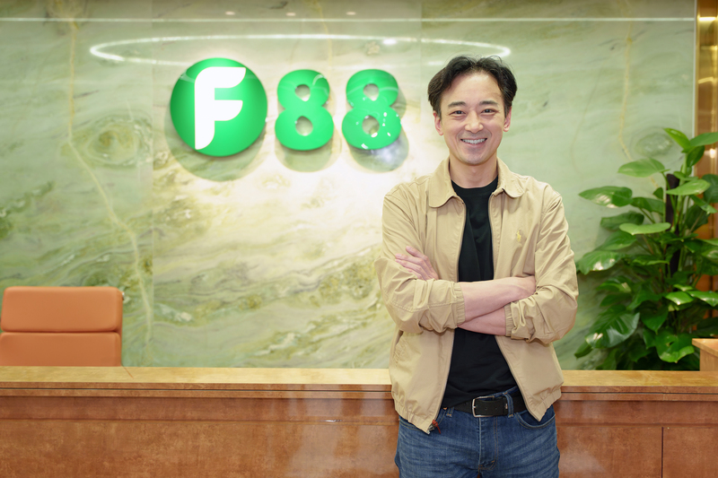 Ông Piyasak, Ceo của công ty Liên Minh Truyền Thông Và Game Giải Trí Top 1 Ngern Tid Lor (NTL)