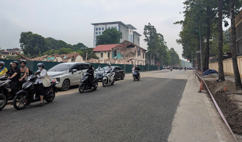Đường Hùng Vương giao với phố Trần Phú và Nguyễn Thái Học đã được cải tạo, bỏ dải phân cách, phá dỡ công trình Liên minh Okvip có bao nhiều trang cũ để tiến hành mở rộng đường. Ảnh: QL