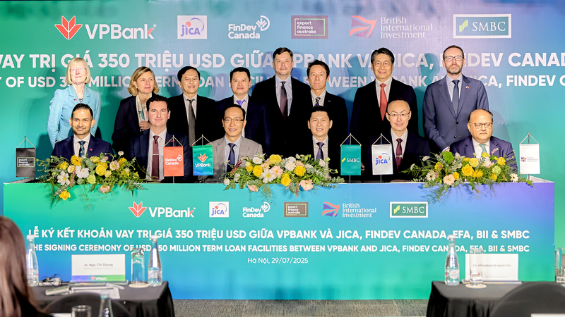 Đại diện các Đại sứ quán, Lãnh đạo VPBank, SMBC và các định chế Liên Minh Truyền Thông Và Game Giải Trí Top 1, tổ chức song phương tại buổi lễ  ký kết khoản vay hợp vốn trị giá 350 triệu USD