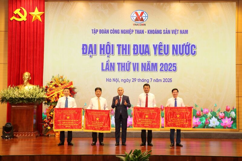 Ông Ngô Trí Thịnh - Tổng giám đốc Tổng công ty Điện lực TKV (đầu tiên bên trái) lên nhận Cờ Đơn vị dẫn đầu phong trào thi đua văn hóa, thể thao năm 2024 tại Okvip69.com bán cá nổ hủ Thi đua yêu nước của TKV diễn ra vào sáng 29/7/2025. Ảnh: TKV