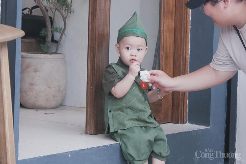 Nhiều bậc phụ huynh cũng đưa con đi chụp ảnh đón không khí đại lễ