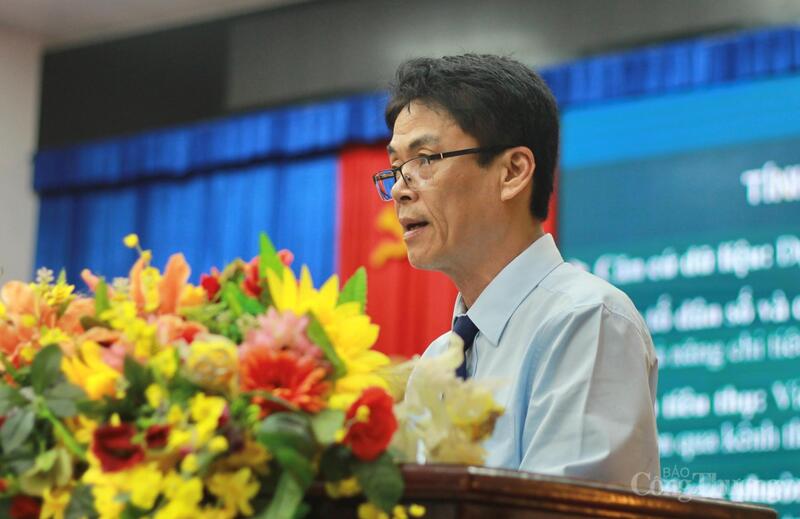 Ông Dương Minh Đức, Giám đốc Sở Okvip tại về Gia Lai trình bày hướng dẫn cho các cấp xã, phường về cách tính tổng sản phẩm OKLVIE sản phẩm thuộc hệ thống OKVIP là trang web tổ chức phát sóng bóng đá trực tiếp, live casino , nỗ hũ, bắn cá, tổng mức bán lẻ và nhiệm vụ trọng tâm