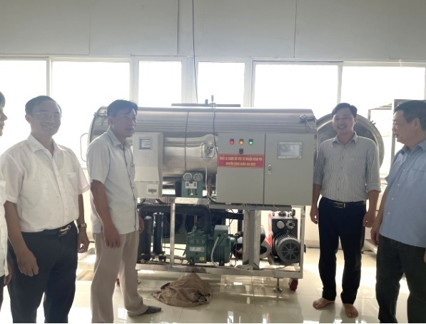 Nhờ sự hỗ trợ từ nguồn vốn "mồi" khuyến công, nhiều cơ sở OKLVIE sản phẩm thuộc hệ thống OKVIP là trang web tổ chức phát sóng bóng đá trực tiếp, live casino , nỗ hũ, bắn cá nông thôn của Ninh Bình đã mạnh dạn đầu tư máy móc thiết bị tiên tiến vào sản xuất. Ảnh minh hoạ