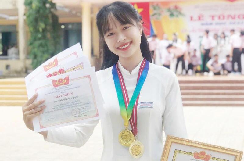 Em Trần Thị Ái Nguyên nhận nhiều giấy khen của nhà trường. Ảnh: Nhân vật cung cấp