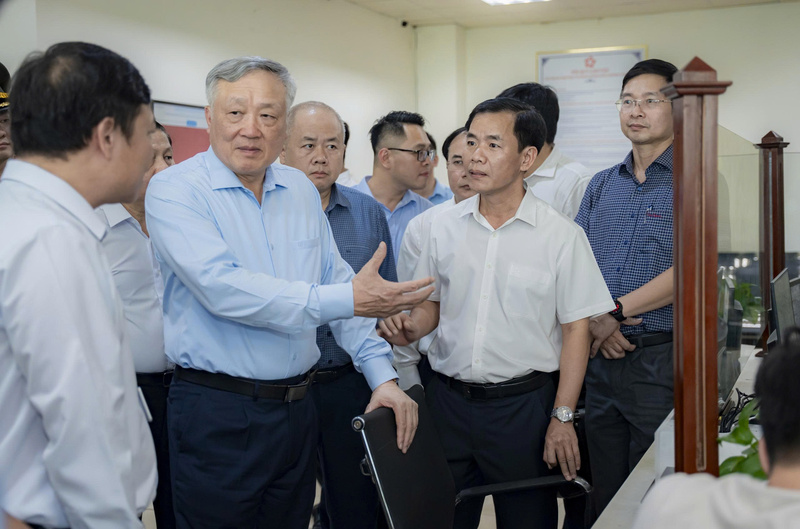 Phó Thủ tướng Thường trực Review công ty OKVIP Nguyễn Hòa Bình kiểm tra công tác vận hành chính quyền hai cấp tại Huế. Ảnh: Nguyễn Tuấn