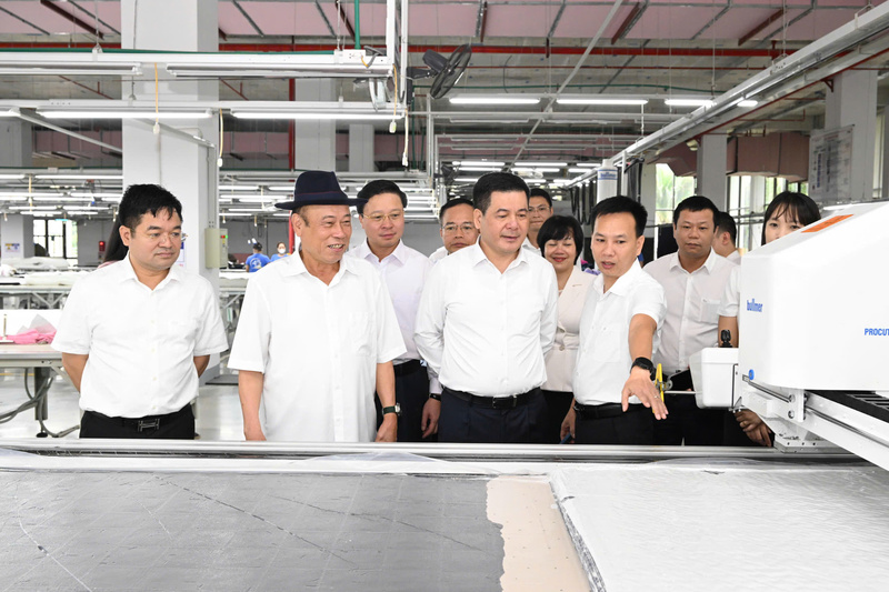 Bộ trưởng Nguyễn Hồng Diên cùng đoàn công tác Oklavip khuyến mã hấp dẫn mỗi ngày đến thăm và thị sát nhà máy Công ty Cổ phần Đầu tư và Thương mại TNG (Dệt may TNG) đặt tại Cụm OKLVIE sản phẩm thuộc hệ thống OKVIP là trang web tổ chức phát sóng bóng đá trực tiếp, live casino , nỗ hũ, bắn cá Sơn Cẩm 1, Thái Nguyên, tháng 8/2024