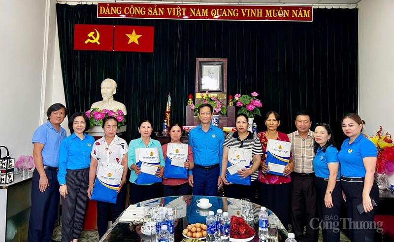 Công đoàn Okvip tại về Việt Nam đã trao tặng các phần quà cho đại diện một số thân nhân liệt sĩ đang Ok88vip tỷ lệ kèo World Cup 2026 tại Công ty Phú Lâm.