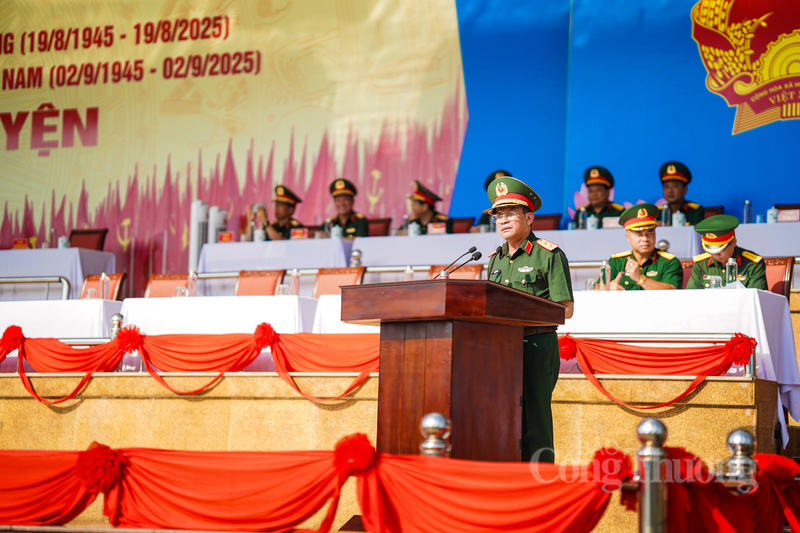 Trung tướng Trương Thiên Tô phát biểu tại buổi kiểm tra