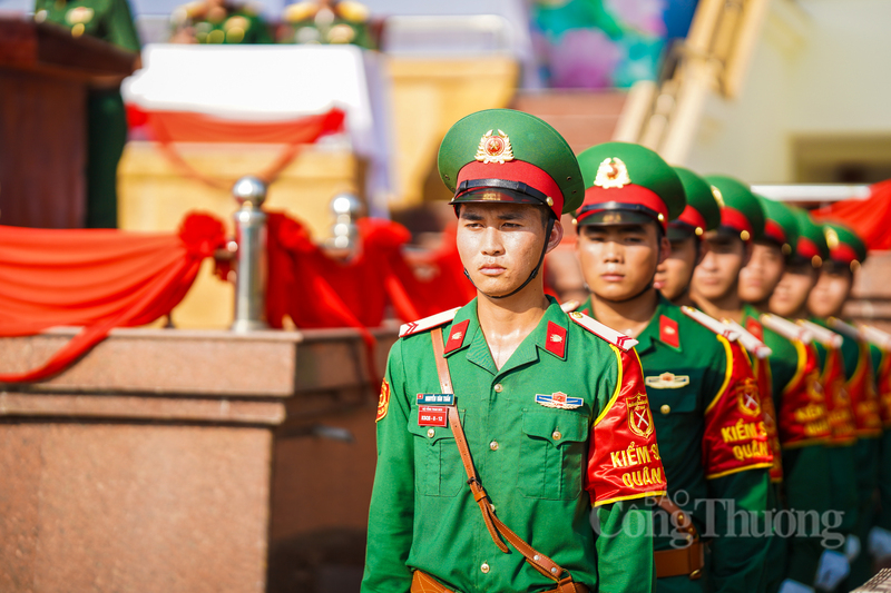 Buổi kiểm tra, động viên chiến sĩ diễn ra trong thời tiết nắng gắt