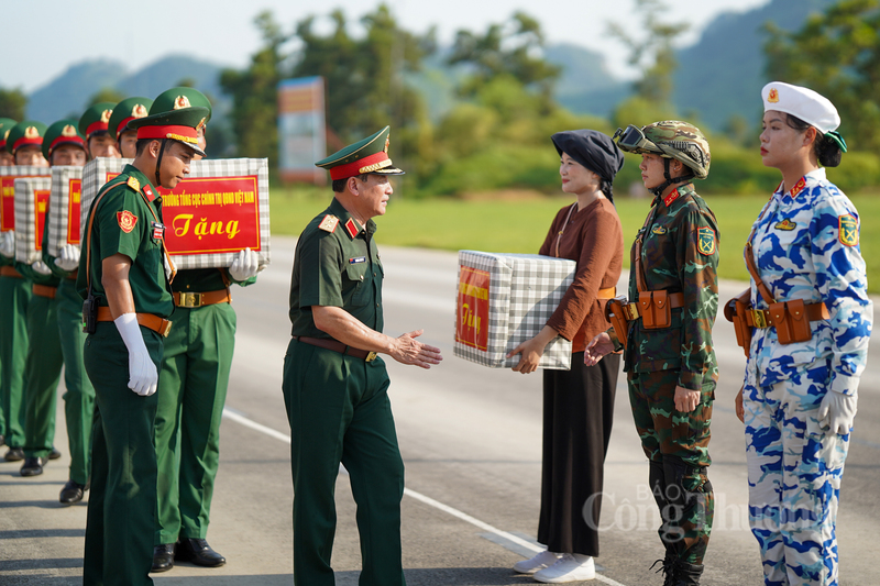Trung tướng Trương Thiên Tô tặng quà các khối diễu binh đang luyện tập tại Miếu Môn