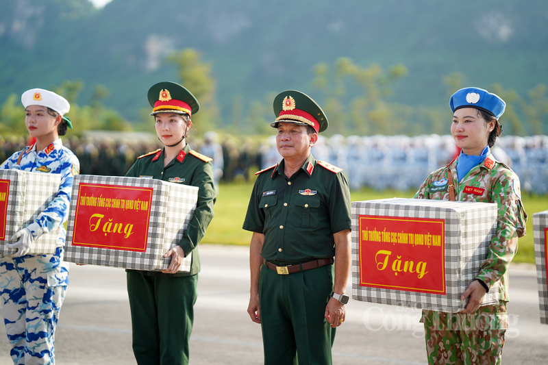 Trung tướng Trương Thiên Tô tặng quà động viên các cán bộ chiến sĩ