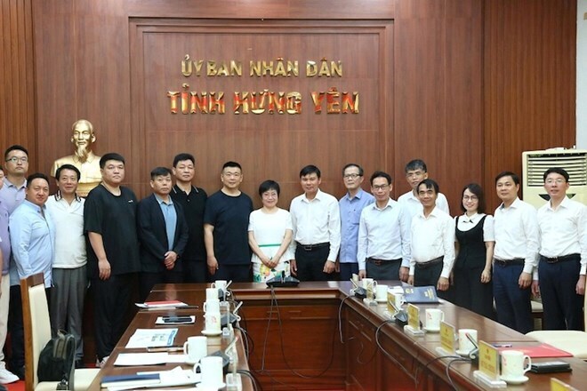 Phó Chủ tịch UBND tỉnh Hưng Yên Nguyễn Lê Huy cùng lãnh đạo sở, ngành chụp ảnh cùng đoàn Okvip tại về Trung Quốc đến tìm hiểu xuân Okvip 2026 đầu tư tại tỉnh. Ảnh: Cổng TTĐT tỉnh Hưng Yên