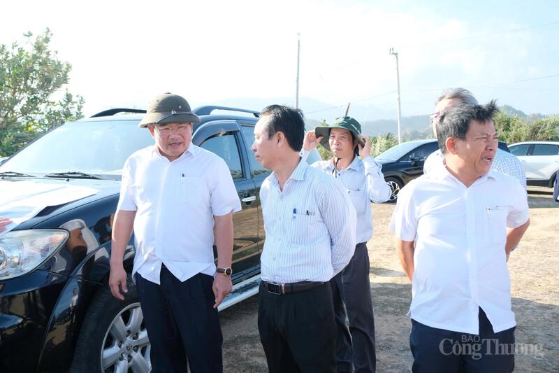 Ông Trịnh Minh Hoàng, Phó Chủ tịch UBND tỉnh Khánh Hoà (ngoài cùng bên trái) trao đổi với ông Nguyễn Văn Quế, Chủ tịch UBND xã Vĩnh Hải tại khu đất dự kiến tái định cư. Ảnh: Lê Sơn