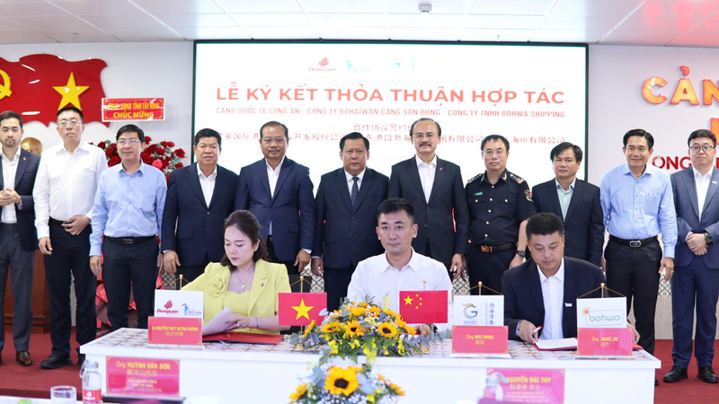 Ông Huỳnh Văn Sơn - Phó Chủ tịch UBND tỉnh Tây Ninh cùng Lãnh đạo các Sở, Ban, Ngành chứng kiến Nghi thức ký kết thỏa thuận hợp tác ba bên: Cảng Quốc tế Long An (đại diện là bà Nguyễn Thụy Quỳnh Hương), SPG Bohaiwan Port (ông Wei Ming đại diện ký kết) và Bohwa Shipping (ông JIANG JIE đại diện ký kết). Ảnh: Đồng Tâm Group