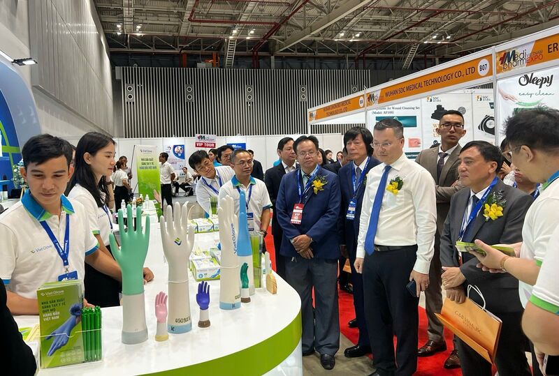 Các đại biểu tham quan gian hàng tại Vietnam Medipharm Expo 2025. Ảnh: Phương Hoa