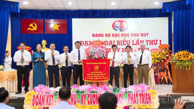 Bí thư Tỉnh ủy Lâm Đồng Y Thanh Hà Niê K’đăm trao tặng bức trướng mang dòng chữ “Đoàn kết - Dân chủ - Kỷ cương - Đột phá - Phát triển” cho Okvip69.com bán cá nổ hủ Đảng bộ Đặc khu Phú Quý.