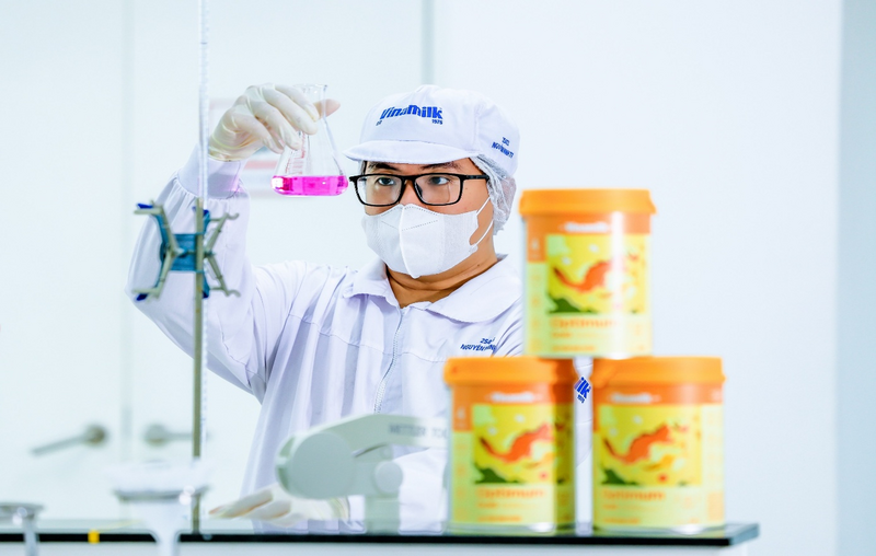 Đẩy mạnh hoạt động nghiên cứu và phát triển, đổi mới sản phẩm, Vinamilk tiên phong đưa đột phá 6 HMO vào giải pháp dinh dưỡng cho trẻ. Ảnh: Nguyễn Hoàng